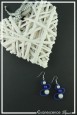 boucles-d-oreilles-bandita-couleur-bleu-roi-et-blanc-sur-fond-noir