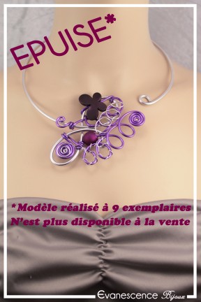 collier-en-aluminium-patoune-couleur-argent-et-violet-porte