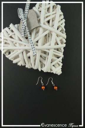 boucles-d-oreilles-eva-couleur-orange-sur-fond-noir