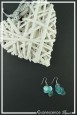 boucles-d-oreilles-calypso-couleur-turquoise-sur-fond-noir