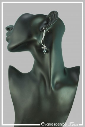 boucles-d-oreilles-phoebe-couleur-gris-fonce-et-argent-portees