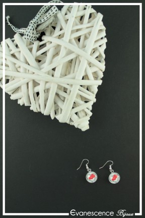 boucles-d-oreilles-coeur-de-partition-couleur-noir-blanc-et-rouge-sur-fond-noir