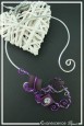 collier-en-aluminium-gatsby-couleur-argent-et-violet-sur-fond-noir