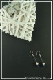 boucles-d-oreilles-reglisse-couleur-bleu-roi-et-creme-sur-fond-noir