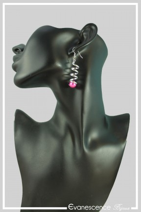 boucles-d-oreilles-mimine-couleur-fuchsia-et-argent-portees