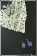 boucles-d-oreilles-goldy-couleur-violet-sur-fond-noir