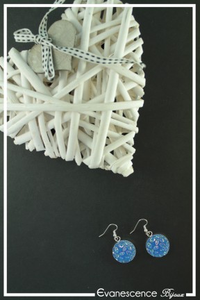 boucles-d-oreilles-goldy-couleur-bleu-sur-fond-noir