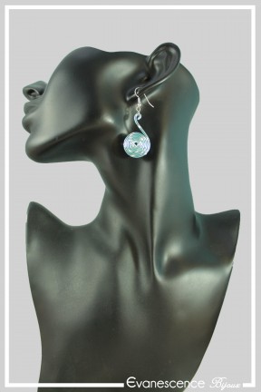 boucles-d-oreilles-pastille-couleur-bleu-glace-strie-portees