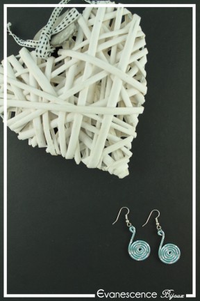 boucles-d-oreilles-pastille-couleur-bleu-glace-strie-sur-fond-noir