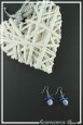 boucles-d-oreilles-agrona-couleur-bleu-marine-sur-fond-noir