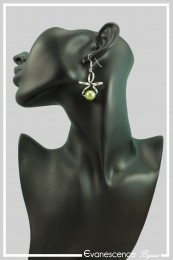 boucles-d-oreilles-cracotte-couleur-argent-et-vert-anis-portees