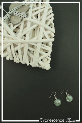 boucles-d-oreilles-fleurs-geometriques-couleur-vert-et-blanc-sur-fond-noir