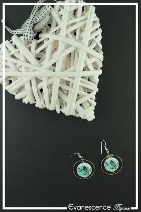 boucles-d-oreilles-fiona-couleur-blanc-et-vert-sur-fond-noir