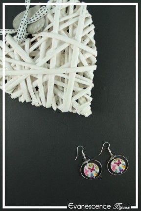 boucles-d-oreilles-fiona-couleur-rose-et-blanc-sur-fond-noir