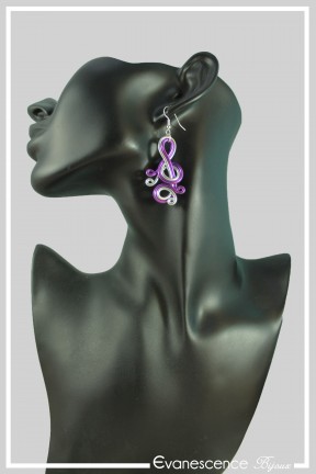 boucles-d-oreilles-polka-couleur-argent-et-violet-portees