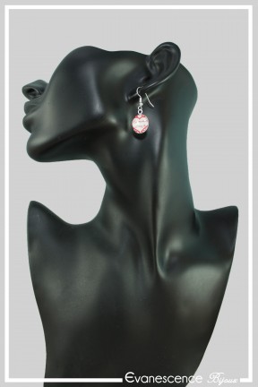 boucles-d-oreilles-maman-est-une-fee-couleur-blanc-et-rouge-portees