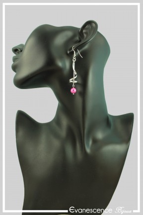 boucles-d-oreilles-phoebe-couleur-fuchsia-et-argent-portees