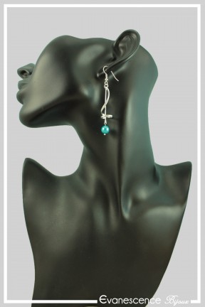 boucles-d-oreilles-phoebe-couleur-turquoise-et-argent-portees