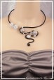 collier-en-aluminium-serpent-couleur-noir-et-blanc-porte