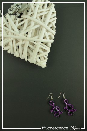 boucles-d-oreilles-polka-couleur-noir-et-violet-sur-fond-noir