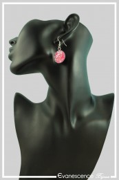 boucles-d-oreilles-goldy-couleur-fuchsia-portees