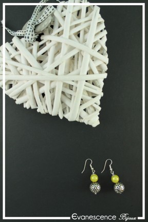 boucles-d-oreilles-ishtar-couleur-vert-pomme-sur-fond-noir