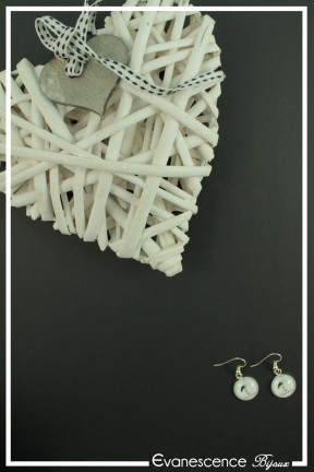 boucles-d-oreilles-cigogne-eguisheim-couleur-blanc-et-noir-sur-fond-noir