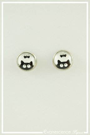 boucles-d-oreilles-puces-chat-et-papillon-couleur-blanc-et-noir