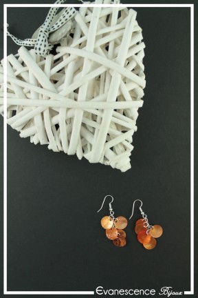 boucles-d-oreilles-calypso-couleur-orange-sur-fond-noir