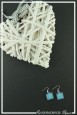 boucles-d-oreilles-cachemire-carre-couleur-bleu-et-blanc-sur-fond-noir