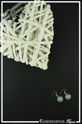 boucles-d-oreilles-cachemire-couleur-noir-et-blanc-sur-fond-noir