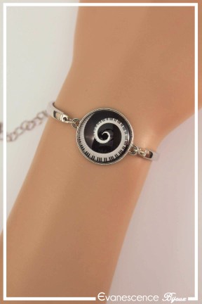 bracelet-spirales-en-musique-couleur-noir-et-blanc-porte