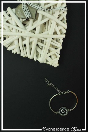 bracelet-spirales-en-musique-couleur-noir-et-blanc-sur-fond-noir