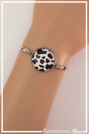 bracelet-tache-vache-couleur-noir-et-blanc-porte