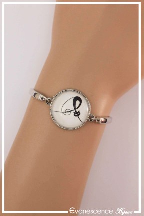 bracelet-chat-qui-fait-la-roue-couleur-blanc-et-noir-porte