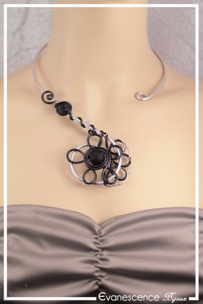 collier-en-aluminium-brit-couleur-argent-et-noir-porte