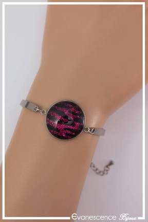 bracelet-zebre-couleur-noir-et-fuchsia-porte