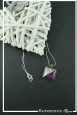 pendentif-bianca-couleur-argent-noir-et-fuchsia-sur-fond-noir