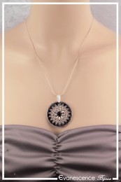 pendentif-megami-couleur-noir-et-argent-porte