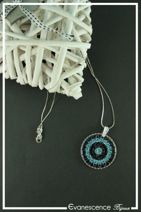 pendentif-gwenn-couleur-noir-et-turquoise-sur-fond-noir