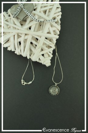 pendentif-mandala-m2-couleur-noir-et-blanc-sur-fond-noir