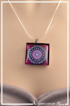 pendentif-mandala-carre-couleur-fuchsia-et-bleu-porte-zoom