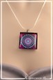 pendentif-mandala-carre-couleur-fuchsia-et-bleu-porte-zoom