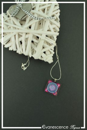 pendentif-mandala-carre-couleur-fuchsia-et-bleu-sur-fond-noir