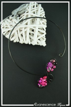 collier-en-aluminium-adonis-couleur-noir-et-fuchsia-sur-fond-noir