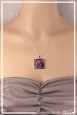 pendentif-spirales-carre-couleur-fuchsia-noir-et-vert-porte