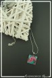 pendentif-spirales-carre-couleur-fuchsia-noir-et-vert-sur-fond-noir