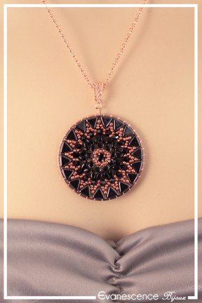 pendentif-gwenn-couleur-noir-et-dore-rose-porte-zoom