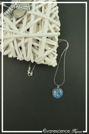 pendentif-motif-ocean-couleur-bleu-sur-fond-noir