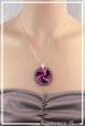 pendentif-proudy-couleur-fuchsia-rose-et-noir-porte